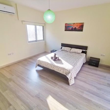 Beach-A-Holic Apartment, 2 Min Distance From Larnaca Marina 外观 照片